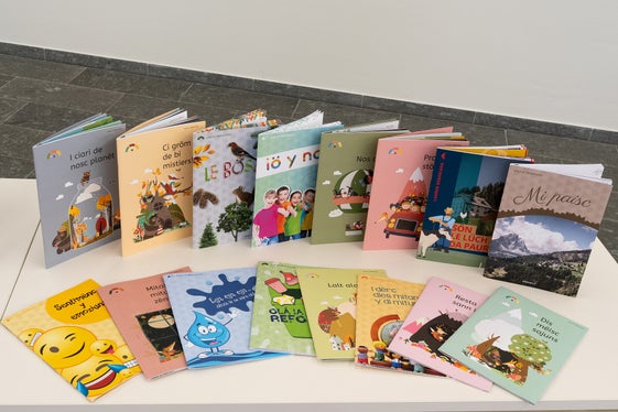 I materiai didatics tla varianta dl ladin badiot y tla varianta dl ladin gherdëna é gnüs metüs a desposiziun dles insegnantes y di insegnanc de dötes les scores primares dilan ala colaboraziun dl’Istitut Ladin Micurá de Rü y dl Ofize Chestiuns linguistiches. (Foto: USP/Intendënza y Cultura Ladina)