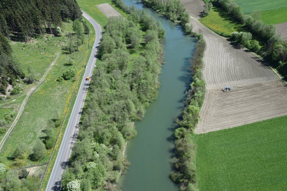 Vorher: Die Ahr bei St. Georgen noch ohne Seitenarm vor zehn Jahren. (Foto: LPA/Landesamt für Wildbach- und Lawinenverbauung Ost in der Agentur für Bevölkerungsschutz)