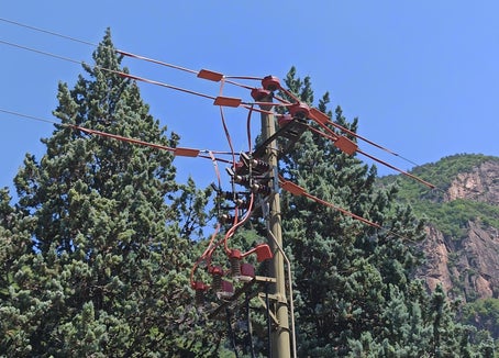 La convenzione Provincia-TERNA sulla riorganizzazione delle linee ad alta tensione della val d'Isarco prevede un investimento di circa 22 milioni di euro: 14,8 milioni saranno utilizzati per realizzare il completo smantellamento delle linee obsolete in superficie, mentre altri 7,8 milioni di euro sono destinati a varianti di progetto più piccole. (Foto: ASP)