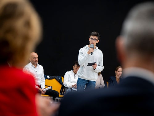 L'attuazione del Piano Clima può essere organizzata solo insieme, come è emerso chiaramente durante la presentazione dei risultati del lavoro. Nella foto Kilian Kier del Consiglio dei cittadini per il clima. (Foto: USP/Fabio Brucculeri)