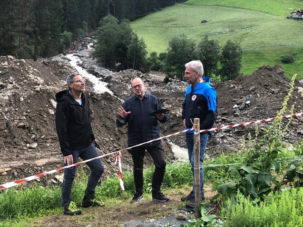 Lokalaugenschein nach dem Unwetterereignis vom Montagabend in Pflersch (v.li.): Landeshauptmann Kompatscher, Bürgermeister Alber, Bevölkerungsschutzlandesrat Schuler (Foto: LPA/Cecilia Miribung)