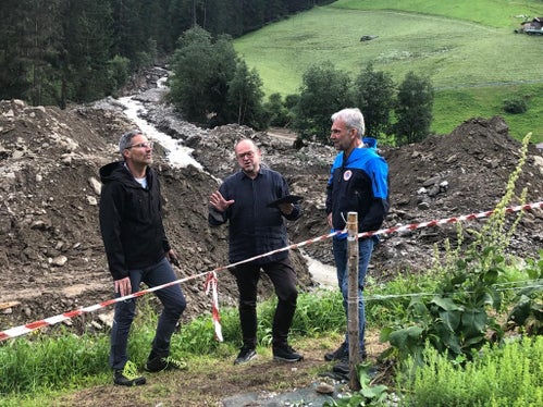 Il sopralluogo stasera in val di Fleres (da sx): il presidente Kompatscher, il sindaco Alber, e l'assessore Schuler (Foto: ASP/Cecilia Miribung)