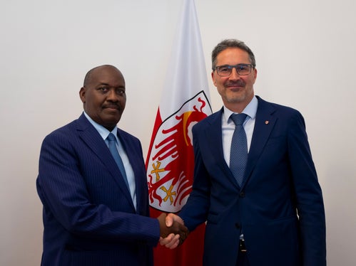 Ernest Ndabashinze (a sinistra), ambasciatore del Burundi, è attualmente in Alto Adige, dove ha tenuto un cordiale incontro con il presidente Arno Kompatscher. 
(Foto: ASP/Fabio Brucculeri)