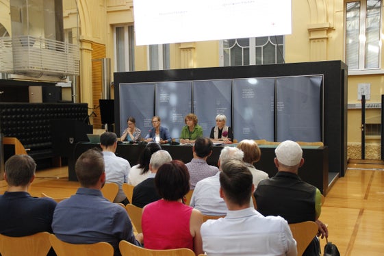 Landesgesetzentwurf zum Ehrenamt vorgestellt (von links): Andrea Tauber und Judith Notdurfter vom Landesamt für Freiwilligenwesen und Solidarität, Landesrätin Rosmarie Pamer und Ressortdirektorin Michela Morandini (Foto: LPA/Hannes Wisthaler)