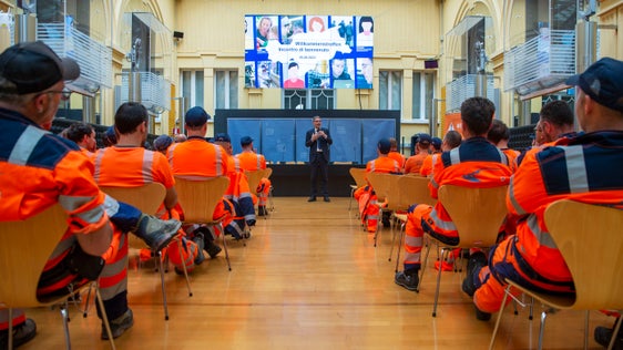 Il fatto che così tante persone in Alto Adige vivano nei paesi è dovuto anche alle infrastrutture, che comprendono strade ben tenute, ha detto il presidente della Provincia Kompatscher, riferendosi all'importanza del Servizio strade. (Foto: ASP/Fabio Brucculeri)
