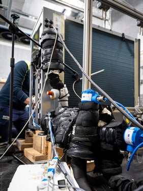 In den Laboren im NOI Techpark, die über das EFRE-Programm finanziert wurden, wird bereits geforscht und gearbeitet. Davon konnten sich die Teilnehmerinnen und Teilnehmer des Begleitausschusses ein Bild machen. (Foto: LPA/Fabio Brucculeri)