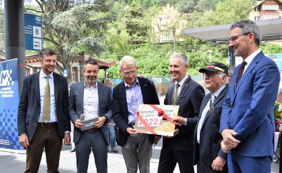 Doppelter Grund zum Feiern: Das Mobilitätszentrum Brixen wird eröffnet und der Bahnhof Brixen bekommt die Auszeichnung Bahnhof des Jahres: LR Alfreider, STA-Chef Dejaco, Tutzer (Freunde der Eisenbahn), BM Brunner, der Präsident des Vereins Freunde der Eisenbahn) und LH Kompatscher. (Foto: LPA/Angelika Schrott)