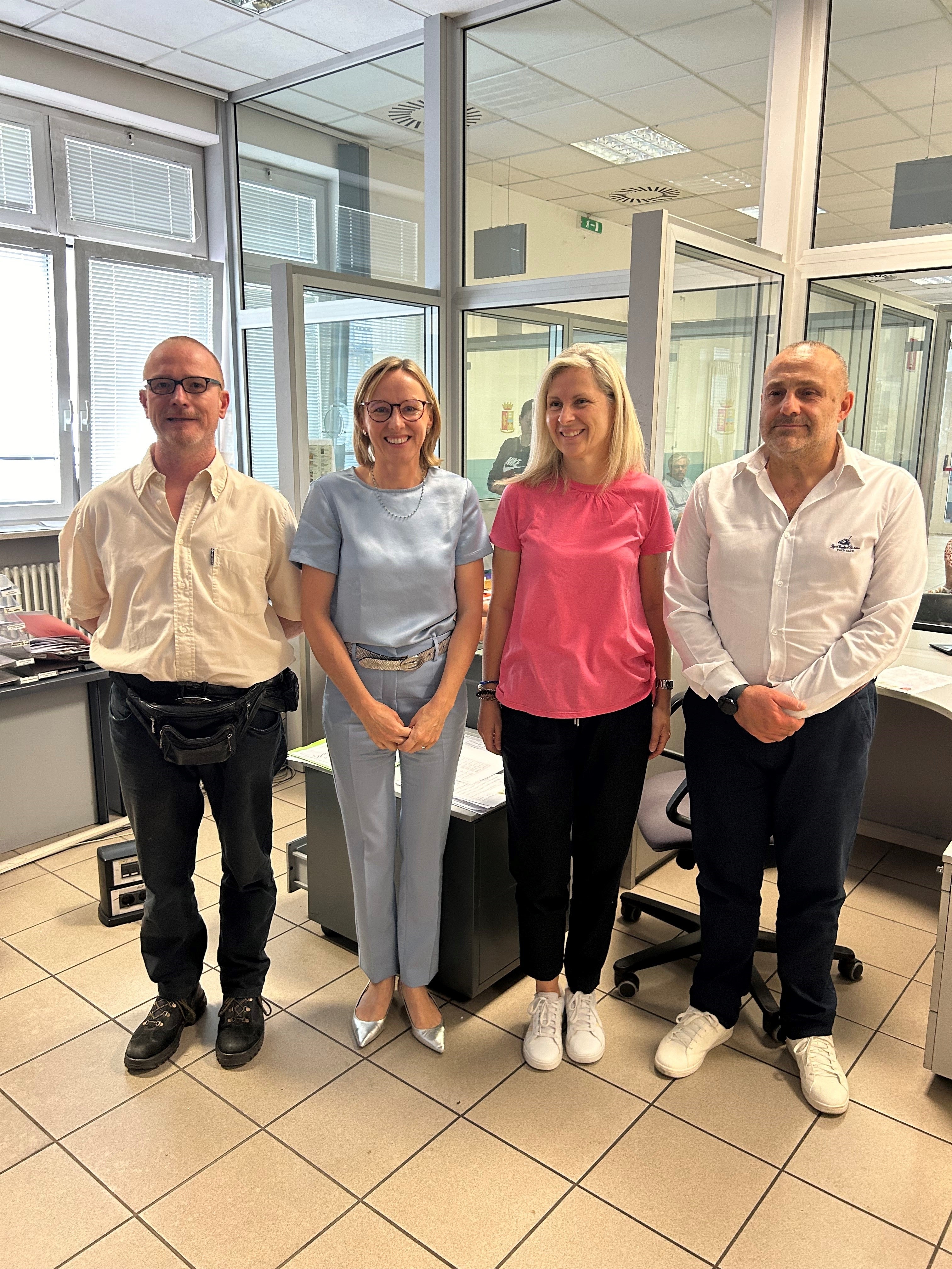 Landesrätin Magdalena Amhof dankte den vier Mitarbeitern der Landesverwaltung, die derzeit in der Quästur die Ausstellung der Reisepässe unterstützen (von links): Mitarbeiter Lorenzo Remorini, Landesrätin Magdalena Amhof, Mitarbeiterin  Barbara Barbato und Mitarbeiter Vincenzo Beltotti. Im Bild fehlt Mitarbeiter Gabriel Mosca.  (Foto: LPA/Anna Künig) 
