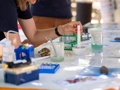 An sieben Infoständen konnte die Bevölkerung beim Tag der offenen Tür im Biologischen Labor Forschung hautnah erleben und in die Welt der Umweltanalysen eintauchen. (Foto: LPA/Fabio Brucculeri)