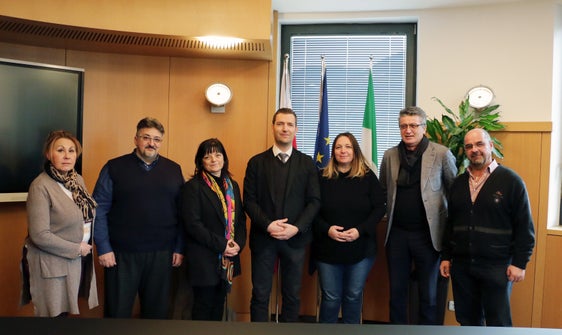 Zufrieden mit dem neuen Abkommen für das SASA-Personal: (v.l.) Maria Rosaria Severino (FIT im SGB), Benedetto Rarità (OR.S.A.), SASA-Direktorin Petra Piffer, Mobilitätsressortdirektor Martin Vallazza, SASA-Präsidentin Astrid Kofler, Artan Mullaymeri (SGK) und ASGB-Vertreter Joachim Dalsass (Foto: LPA/Ingo Dejaco)