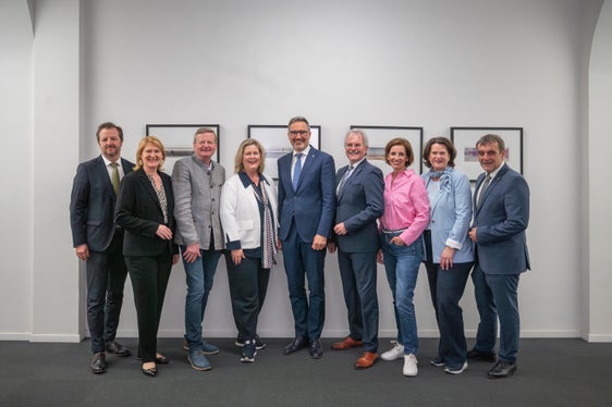 Il presidente della Provincia Arno Kompatscher ha ricevuto la delegazione del Parlamento regionale della Bassa Austria (da sinistra): il direttore del Parlamento regionale Thomas Obernosterer, Helga Krismer-Huber, Gottfried Waldhäusl, Elvira Schmidt, il presidente della Provincia Arno Kompatscher, il presidente del Parlamento regionale Karl Wilfing, Indra Collini, Edith Mühlberghuber e Anton Erber. (Foto: USP/Greta Stuefer)