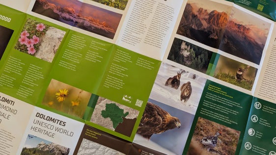 Il retro delle mappe escursionistiche è riccamente illustrato e offre informazioni brevi e concise sull'area protetta e i suoi habitat, su Natura 2000 e sul Patrimonio Mondiale dell'UNESCO delle Dolomiti. (Foto: USP/Vera Brunetti)