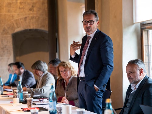 La Giunta provinciale, le sindache e i sindaci del Burgraviato hanno discusso di tematiche di attualità relative ai Comuni. (Foto: USP/Fabio Brucculeri)