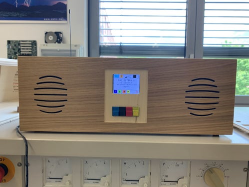 Ein von den Schülern eigenhändig hergestelltes Digitalradio (Foto: LPA/LFS Zuegg)