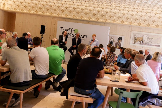 Come si può rafforzare l'offerta locale regionale per aumentare in modo sostenibile l'attrattività delle località? Gli imprenditori ne hanno discusso con i due assessori provinciali Arnold Schuler e Philipp Achammer in occasione dell'evento Focus Economia a Sarentino. (Foto: ASP/Peter Natter) 
