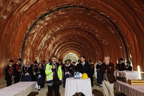 Da sinistra l'ingegner Emilio Bianchi dell'impresa costruttrice Pac, l'assessore provinciale alla Mobilità e alle Infrastrutture Daniel Alfreider e il sindaco di Castelbello-Ciardes Gustav Tappeiner (Foto: Dipartimento Mobilità e Infrastrutture)