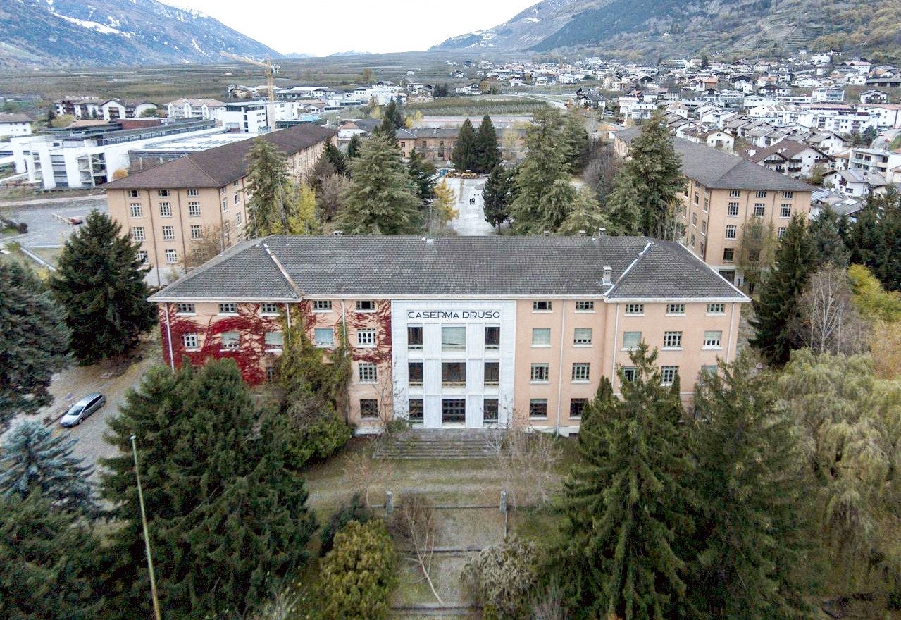 Das gesamte Gelände der Drususkaserne in Schlanders steht 180 Tage lang unter vorläufigem Denkmalschutz, nachdem Landeskonservatorin Dalla Torre gestern das Unterschutzstellungsverfahren eröffnet hat. (Foto: Tiberio Sorvillo) 
