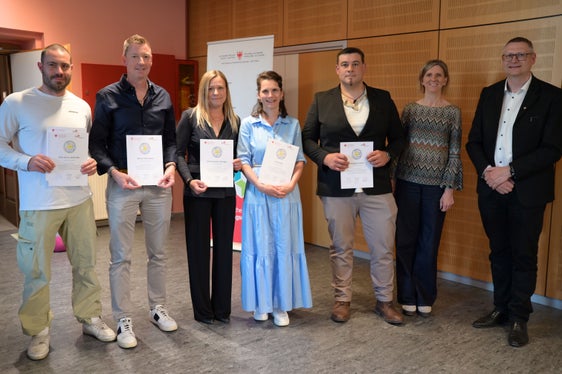 Gruppe 6: FG Installateur/Heizung/Sanitär, HS, FG Floristik, FG Mediengestaltung, FG Maurer, FG Steinbearbeitung (Foto: LPA/Deutsche Bildungsdirektion/Margit Pichler)