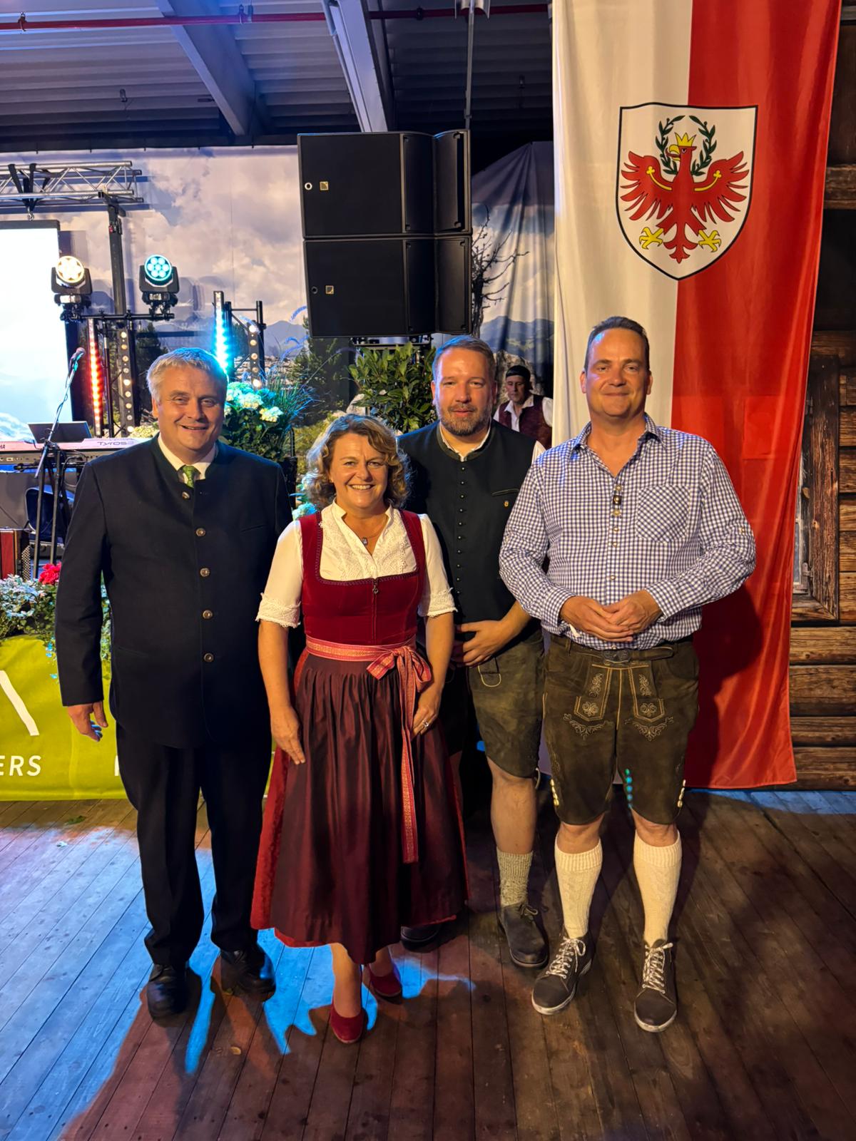 Freundschaftlicher Austausch in Eupen (Ostbelgien): Der Völser Bürgermeister Othmar Stampfer (von links), Landeshauptmannstellvertreterin Rosmarie Pamer, der Bürgermeister von Eupen Thomas Lennertz und Ministerpräsident Oliver Paasch. (Foto: LPA/Ressort Sozialer Zusammenhalt, Familien, Senioren, Genossenschaften und Ehrenamt)