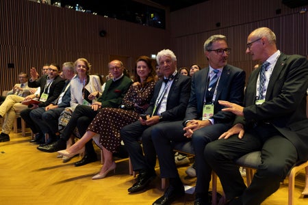 Uno sguardo al pubblico con: (da destra) i presidenti Anton Mattle (Tirolo), Arno Kompatscher (Alto Adige), il presidente del Consiglio provinciale Claudio Soini (Trentino), Kata Tüttő, presidente del Comitato europeo delle Eegioni, e Othmar Karas, presidente dell’European Forum Alpbach. (Foto: Land Tirol/Sedlak)