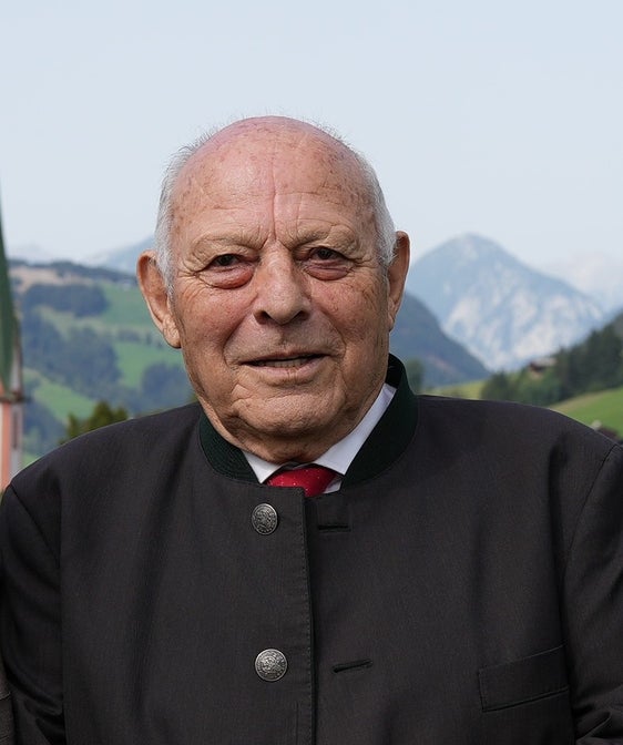 Il presidente della Provincia Arno Kompatscher, a nome della Giunta provinciale, si congratula con l’ex presidente della Provincia Luis Durnwalder in occasione del suo 85° compleanno, il 23 settembre. (Foto: Euregio/Armin Gluderer)