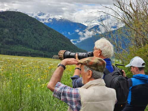 Lebensraum Malser Haide: Durch das Spektiv konnten bedrohte Wiesenbrüter wie Feldlerche und Braunkehlchen aus nächster Nähe betrachtet werden. (Foto: Heimatpflegeverband Südtirol)