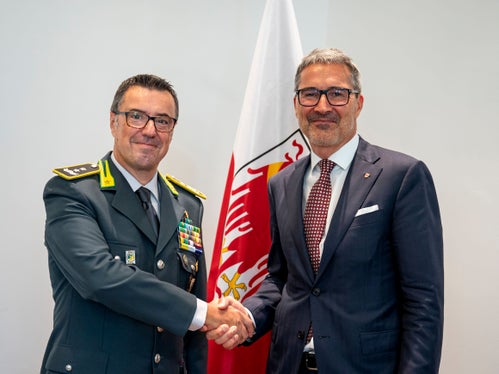 La visita del comandante regionale Puztu (a sinistra nella foto) al presidente Kompatscher è stata l’occasione per uno scambio di saluti e un confronto sulla collaborazione sviluppatasi negli ultimi due anni all’insegna del contrasto all’illegalità sul territorio della provincia di Bolzano. (Foto: USP/Fabio Brucculeri)