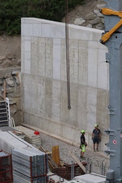 Baustellenbesichtigung bei der Rückhaltesperre aus Stahlbeton im Brunnbergbach direkt oberhalb von Mühlwald. (Foto: LPA/Maja Clara)