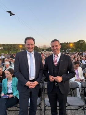 Kultureller Ausklang: Landesrat Luis Walcher (rechts) war zum Abschluss seines Wien-Programms auf Einladung von Bundesminister Norbert Totschnig beim Sommernachtskonzert der Wiener Philharmoniker im Schlosspark von Schönbrunn zu Gast. (Foto: LPA/Bundesministerium für Land- und Forstwirtschaft, Klima- und Umweltschutz, Regionen und Wasserwirtschaft BMLUK/Kranzler)
