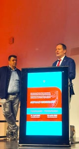 Hochbaulandesrat Bessone (r.) eröffnete gemeinsam mit Volkmar Mair (l.), Direktor des Landesamtes für Geologie und Baustoffprüfung, den Ausbildungstag. (Foto: LPA/Igor Cocca)