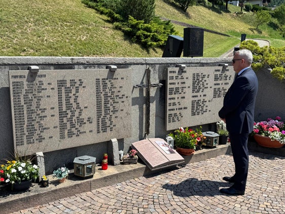 L'assessore Christian Bianchi, il 19 luglio, in rappresentanza della Provincia autonoma di Bolzano, alla commemorazione della strage di Stava del 1985, ha ricordato che: "La lezione di Stava ci impone di non abbassare mai la guardia. La Provincia autonoma di Bolzano è impegnata a rafforzare i controlli, investire nella formazione tecnica e promuovere una cultura della responsabilità condivisa tra enti pubblici, imprese e cittadini". (Foto: USP/Dario Pizzini)