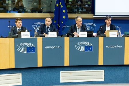 Markus Warasin, Führungskraft der europäischen öffentlichen Verwaltung und Experte für internationale Politik (2. von links), wird den Euregio-Kulturdonnerstag über die EU moderieren. (Foto: Europaparlament)