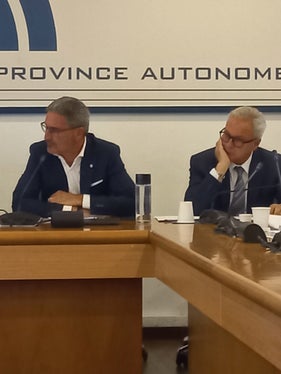 Da sinistra il presidente della Provincia autonoma di Bolzano, Arno Kompatscher, e il segretario generale della Provincia, Eros Magnago, che nelle scorse settimane ha lavorato al testo ora sottoposto alle altre Autonomie speciali in vista della presentazione alla Presidenza del Consiglio dei ministri (Foto: ASP/mdg)