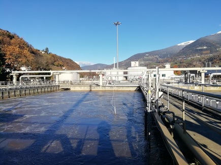 Bei der Abwasserreinigung in den Kläranlagen nimmt Südtirol eine Vorreiterrolle ein: 50 öffentliche Kläranlagen sind landesweit in Betrieb, im Bild jene von Brixen. (Foto: Landesagentur für Umwelt und Klimaschutz/Nadia Franzoi)