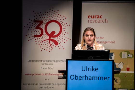Die Präsidentin des Landesbeirats für Chancengleichheit Ulrike Oberhammer sagte: Ohne Quotenregelungen wären die Türen zu Entscheidungspositionen für viele Frauen verschlossen, während Männernetzwerke weitere Türen verrammeln. Wenn heute Frauen im Rathaus sitzen, dann ist das kein ‚Dürfen‘, sondern ein ‚Recht‘, erkämpft mit den Narben all jener, die vor uns Türen eintraten. (Foto: LPA/Lukas Auer)