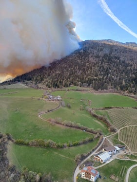 Seit dem frühen Nachmittag brennen 50 bis 60 Hektar Wald in der Gemeinde Prad, Freiwillige Feuerwehren, Berufsfeuerwehr und Landesforstdienst sind im Einsatz, im Lagezentrum in der Agentur für Bevölkerungsschutz in Bozen laufen die Fäden zusammen. (Foto: LPA)