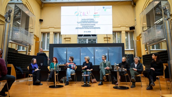 Dopo le parole di saluto dell'assessore provinciale Peter Brunner (in piedi al podio), la tavola rotonda pomeridiana si è occupata dell'ecologia del riuso (da sinistra): Silvana Bragante (autrice del libro “Lasciamoli respirare”), Sonja Abrate (direttrice dell'Ökoinstitut Alto Adige), Aart van Bezooijen (Facoltà di Design e Arti unibz), la moderatrice Evi Keifl, Marcello Barison&nbsp;(Facoltà di Design e Arti unibz), Susanne Barta&nbsp;(giornalista),&nbsp;Argante Brancalion&nbsp;(Repair Café presso Spazio 77, Bolzano) e&nbsp;Carmen Raffa&nbsp;(Psycologists for Future South Tyrol).