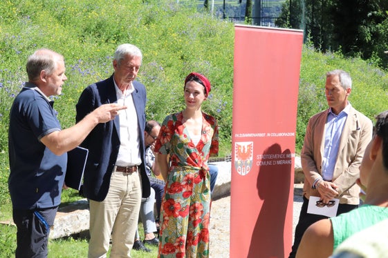Feier zur Eröffnung des Flussparks bei der Passermündung in Meran (von links): der Direktor des Landesamtes für Wildbachverbauung West Peter Egger, der Leiter der Abteilung Bauwesen der Stadtgemeinde Meran Wolfram Haymo Pardatscher, Vizebürgermeisterin Katharina Zeller, Bürgermeister Dario Dal Medico. (Foto: LPA/Maja Clara)