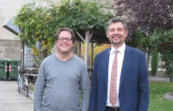 Le vizepresidënt dl Consëi scolastich nü Ivan Senoner adöm al assessur ladin Daniel Alfreider. (Foto: USP/Carla Pedevilla)