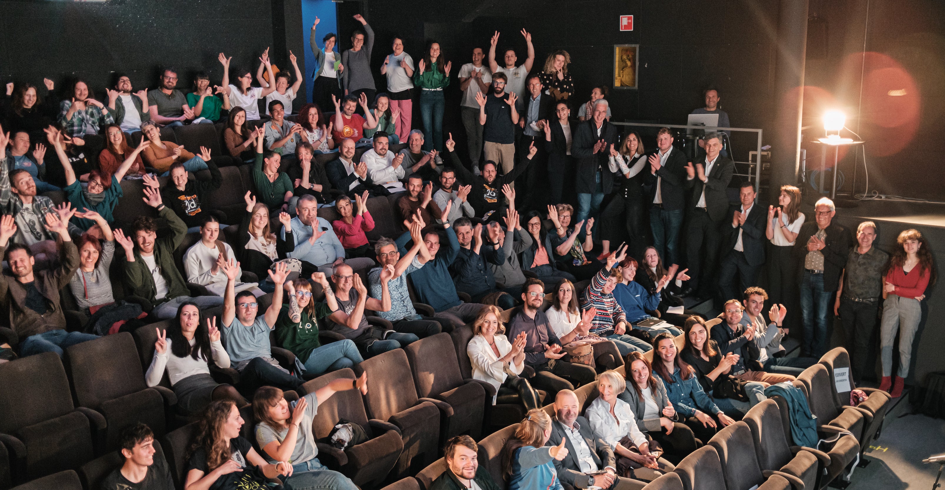 Anlässlich der Veranstaltung 40 Jahre Landesgesetz zur Förderung der Jugendarbeit war der Kinosaal im Filmclub Bozen gut gefüllt. Mehr als 100 ehrenamtliche und hauptberufliche Mitarbeitende der Südtiroler Jugendarbeit und Gemeindejugendreferenten sind der Einladung von Landesrat Achammer und dem Amt für Jugendarbeit gefolgt. (Foto: Philip Unterholzner/netz Offene Jugendarbeit)