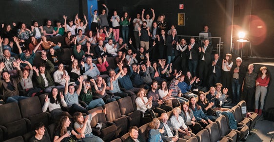 Anlässlich der Veranstaltung 40 Jahre Landesgesetz zur Förderung der Jugendarbeit war der Kinosaal im Filmclub Bozen gut gefüllt. Mehr als 100 ehrenamtliche und hauptberufliche Mitarbeitende der Südtiroler Jugendarbeit und Gemeindejugendreferenten sind der Einladung von Landesrat Achammer und dem Amt für Jugendarbeit gefolgt. (Foto: Philip Unterholzner/netz Offene Jugendarbeit)