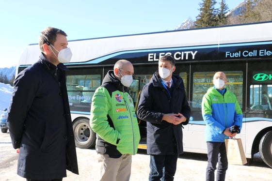 Mobilitätsressortchef Martin Vallazza, Vizeminister Morelli, LR Alfreider und der Bürgermeister von Rasen-Antholz Thomas Schuster nach der Ankunft mit dem Brennstoffzellenbus vor dem Stadion in Antholz. (Foto: LPA/Ingo Dejaco)