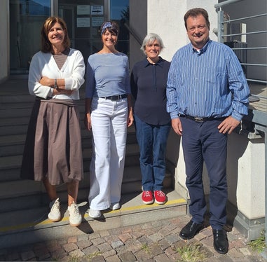 I membri del team del settore “Conciliazione delle controversie di lavoro” dell'Ufficio amministrativo Mercato del lavoro: Marion Senoner (presidente, nella foto da sinistra), Ulrike Oberstolz (addetta), Anna Volpe (presidente) e il direttore dell'ufficio Georg Ambach. Non presente nella foto: l'addetta Heidi Ramoner. (Foto: USP/Ufficio amministrativo Mercato del lavoro)