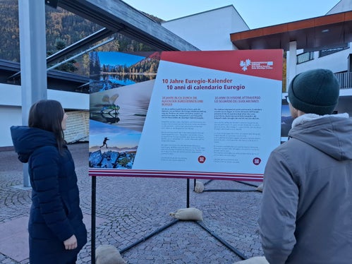 Seit 10. November ist die Wanderausstellung 10 Jahre Euregio-Kalender erstmals in Südtirol zu sehen. (Foto: Euregio)  