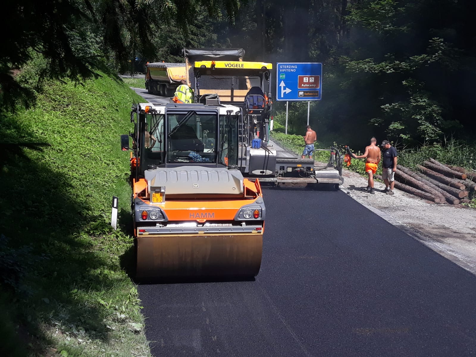 Asphaltierung der Straße auf das Penser Joch abgeschlossen:&nbsp;Dank Sperre zügiger vorangekommen. (Foto: LPA/Straßendienst Salten-Schlern)
