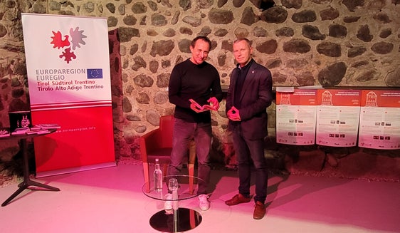 Der Tiroler Autor und Bibliothekar an der Universität Innsbruck, Christian Kössler (l.) und Christoph von Ach von der Euregio (Foto: Euregio/Armin Gluderer)