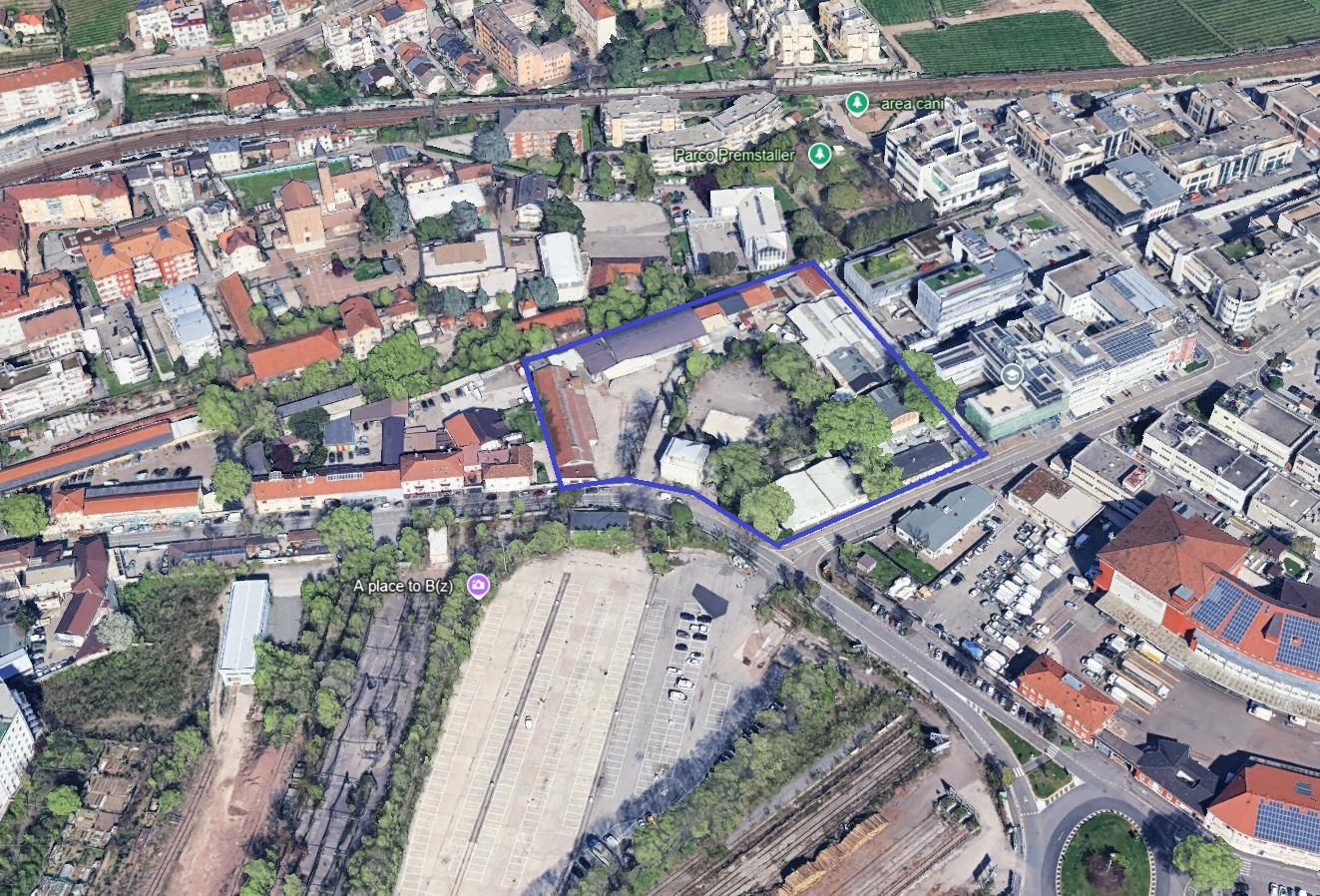 La Giunta provinciale, su proposta dell'assessore Christian Bianchi, ha deliberato la stipula di una convenzione per la riqualificazione dell’area ex Caserma Gorio (nella foto delineata in blu), nel quartiere Centro-Piani-Rencio a Bolzano. (Foto: USP/Dipartimento Opere pubbliche, valorizzazione del patrimonio, libro fondiario e catasto) 