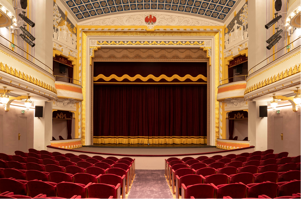 Das Stadttheater Meran erstrahlt nach umfassenden Restaurierungsarbeiten wieder in vollem Glanz. (Foto: Meraner Stadttheater- und Kurhausverein/Damian Pertoll)