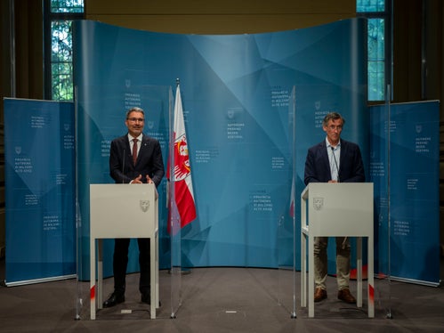 Il presidente Kompatscher e l'assessore Widmann nel corso della conferenza stampa (Foro: ASP/F. Brucculeri)