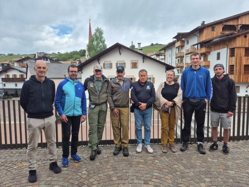 In un corso di formazione della durata di due giorni e mezzo, i Südtirol Alto Adige Ranger hanno acquisito le conoscenze di base necessarie per svolgere il loro compito di informazione e orientamento dei visitatori all’interno delle aree protette e al di fuori di esse. (Foto: Ripartizione provinciale Natura, Paesaggio e Sviluppo del territorio)